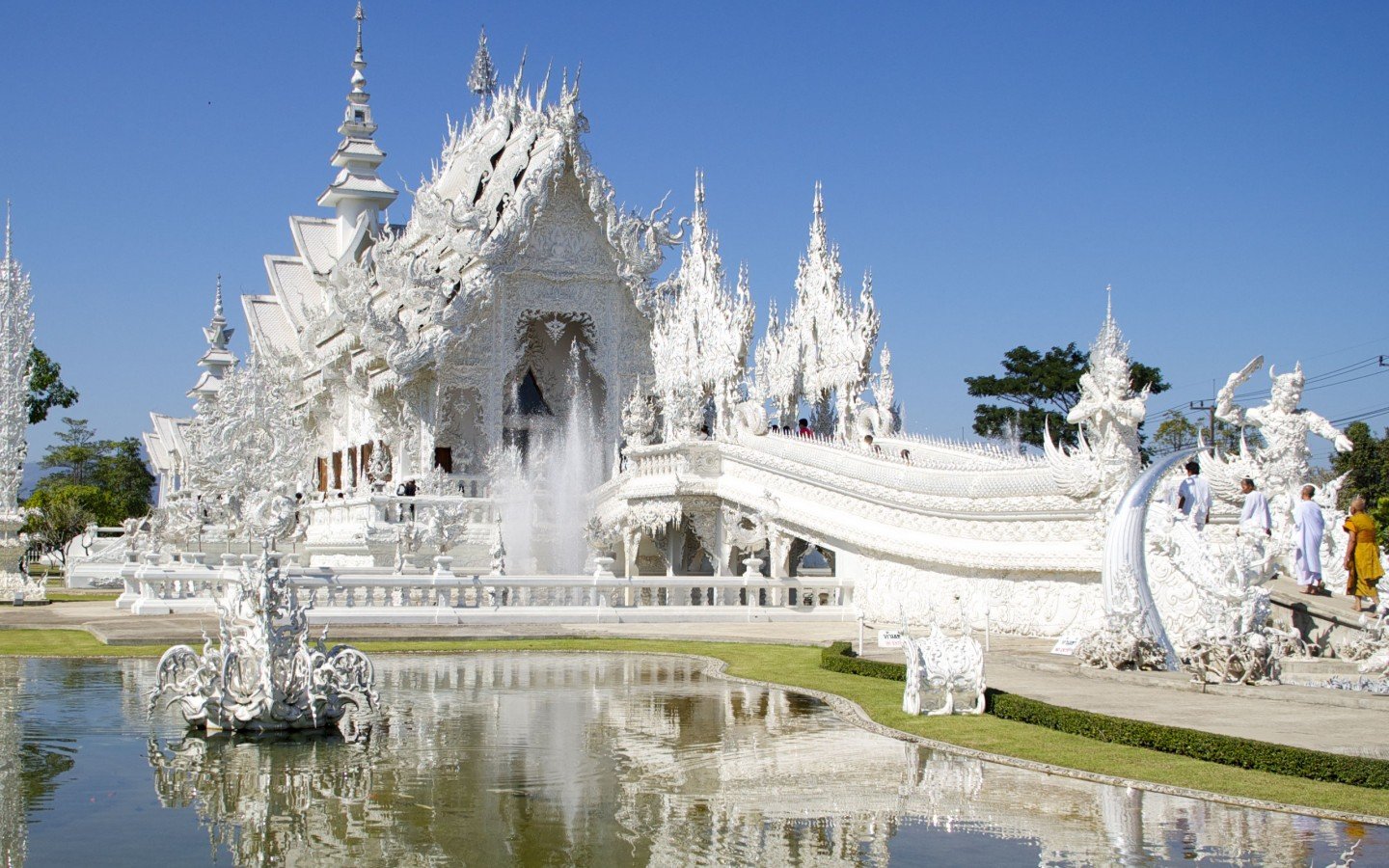 O Templo Branco é cercado por um lago