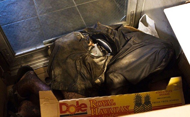 Fotógrafa reencontra o pai entre moradores de rua ao produzir ensaio