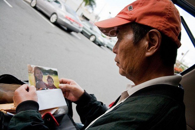 Fotógrafa reencontra o pai entre moradores de rua ao produzir ensaio