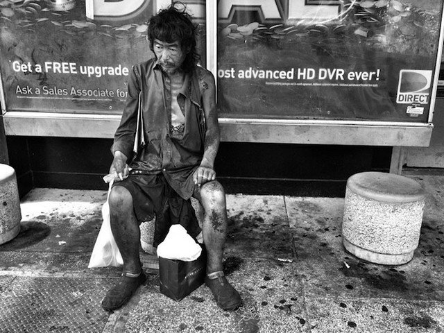 Fotógrafa reencontra o pai entre moradores de rua ao produzir ensaio