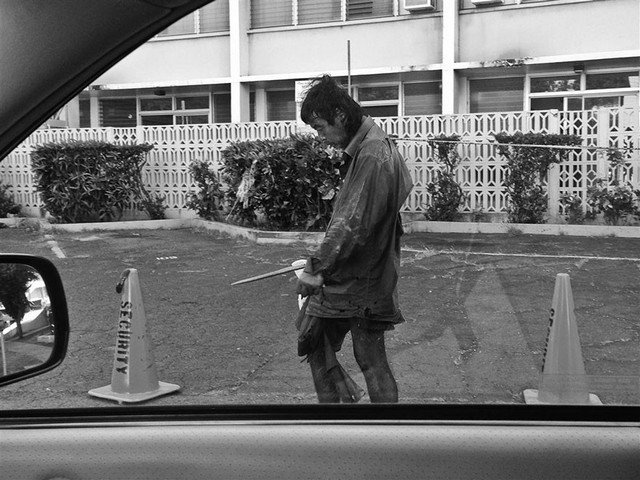 Fotógrafa reencontra o pai entre moradores de rua ao produzir ensaio