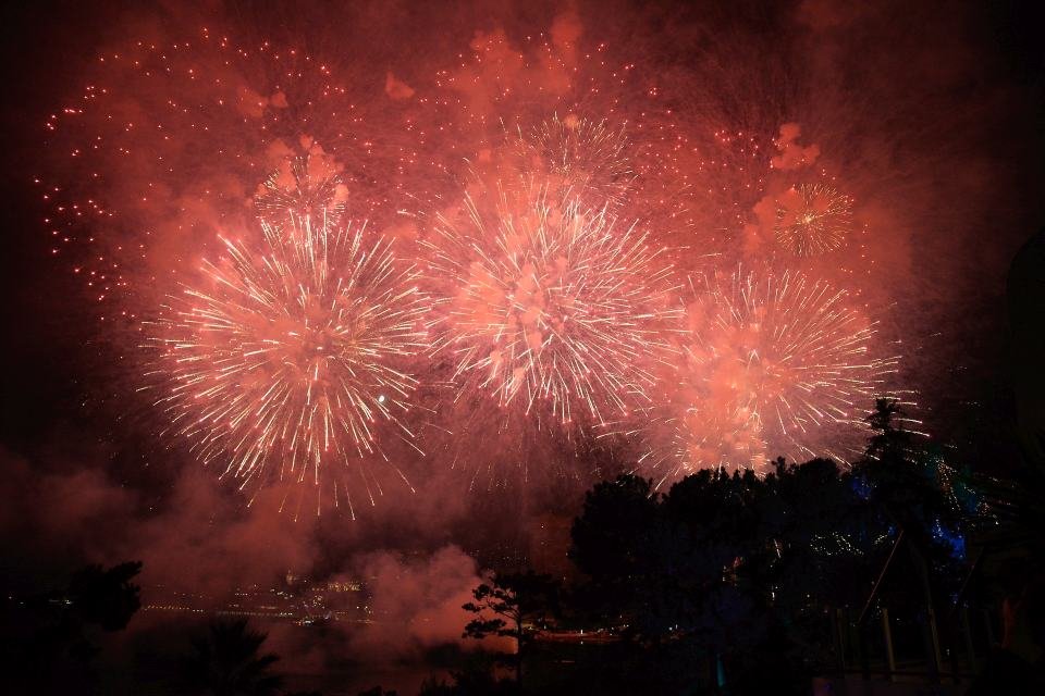 Um desenho preto e branco de fogos de artifício com as palavras fogos de  artifício no meio.