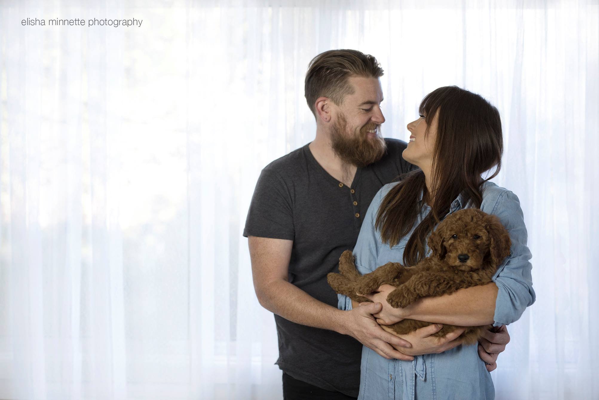 Inusitado: casal prepara surpresa para os pais com fotos do ‘netinho’