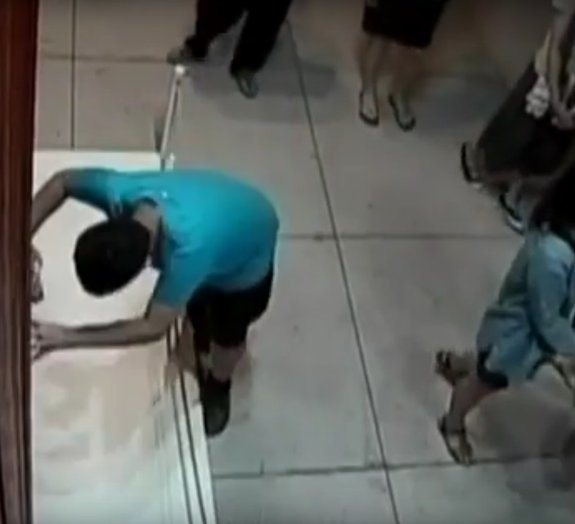 Menino de 12 anos quase cai e danifica pintura de R$ 5 milhões [vídeo]