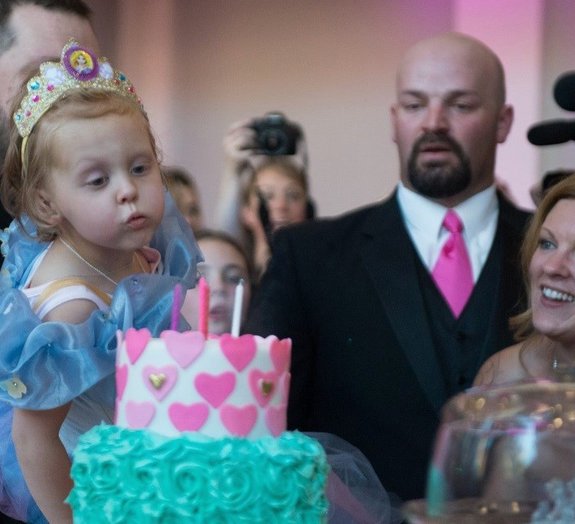Garota em estágio terminal de câncer ganha festa de aniversário grandiosa