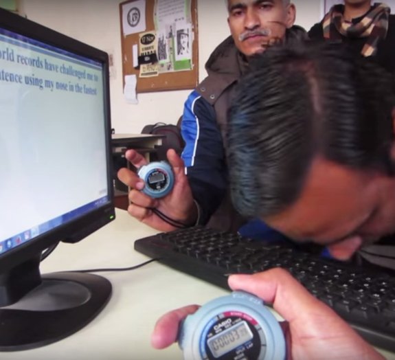 Indiano quebra recorde de velocidade digitando com o nariz [vídeo]
