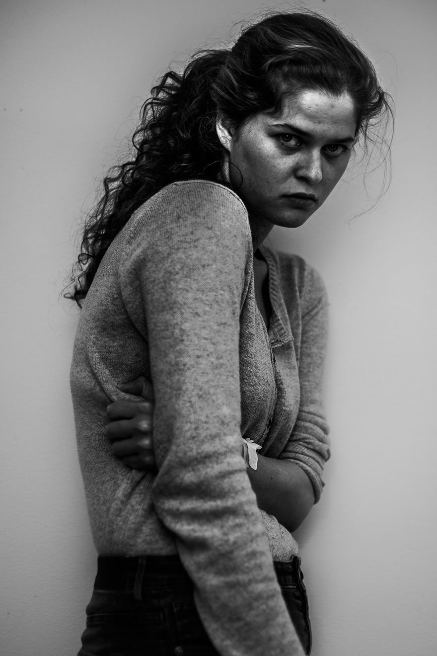 Garota tira fotos dela mesma dentro de hospício após tentativa de suicídio