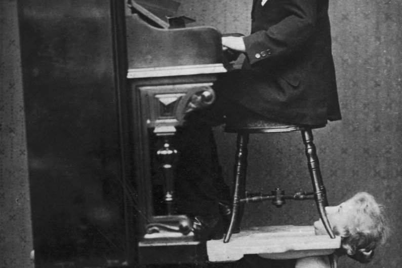 Esta mulher que aguentava o peso de um piano e um homem