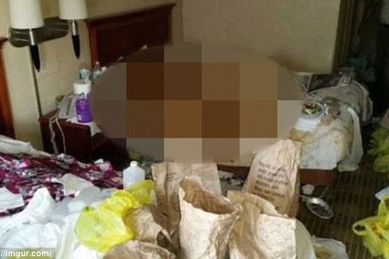 Na outra cama, além de mais embalagens, uma substância estranha estava espalhada sobre o lençol. Melhor nem tentar imaginar o que pode ser