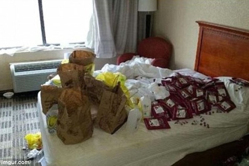 Muitas embalagens espalhadas sobre a cama e isso não foi a pior coisa que os funcionários encontraram