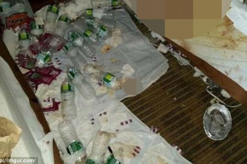 Dezenas de garrafas plásticas também foram deixadas no apartamento. Fica a pergunta: o que se faz com tantas embalagens assim?
