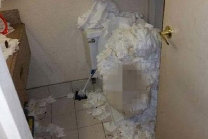 A pior de todas as situações sem dúvida. Uma pilha de papéis higiênicos usados sobre um vaso entupido com restos de algo que na foto está borrado, mas nem precisamos dizer o que é...