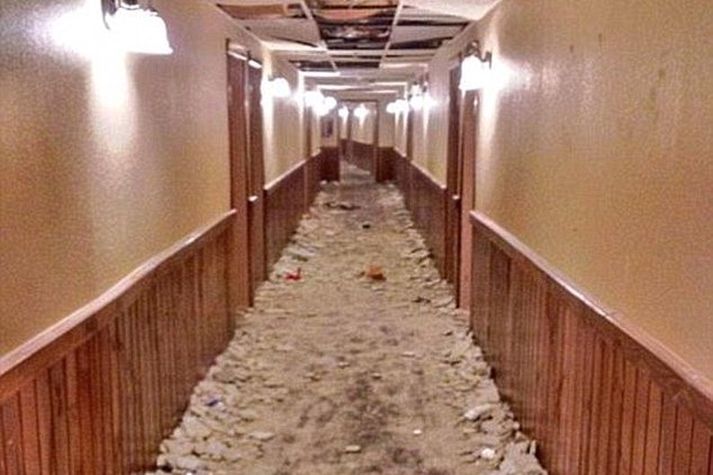 Corredor do hotel com o teto todo quebrado em um dos resorts de Michigan
