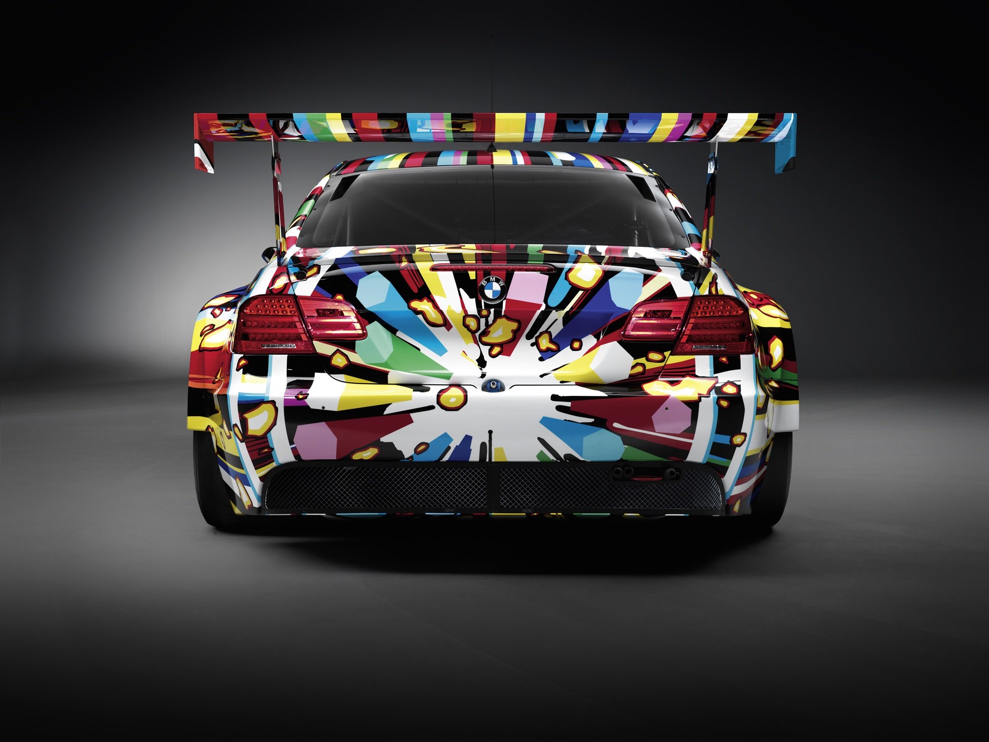 A BMW M3 que participou das 24 Horas de Le Mans na categoria GT2, pintada por Jeff Koons