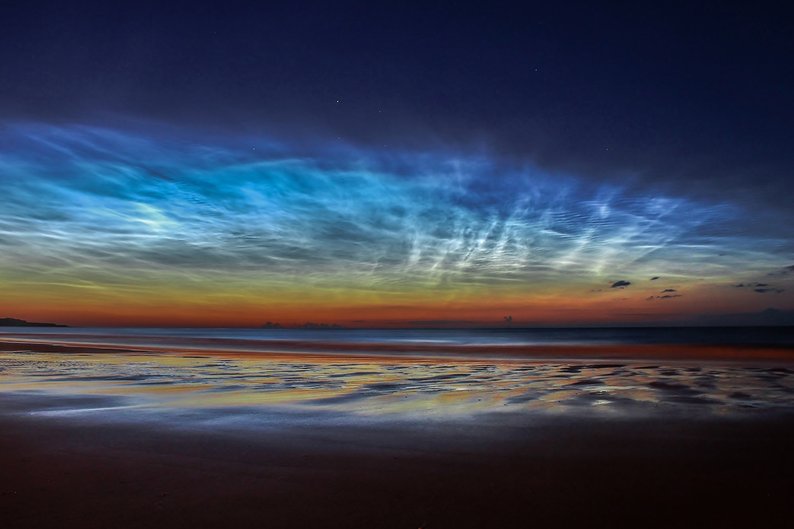 Finalista na categoria Skyscapes - Sunderland Noctilucent Cloud Display por Matt Robinson (Reino Unido)