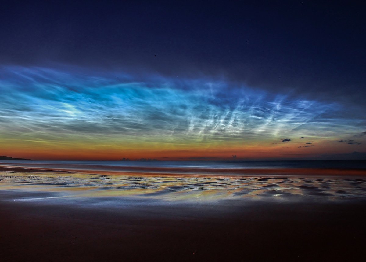 Finalista na categoria Skyscapes - Sunderland Noctilucent Cloud Display por Matt Robinson (Reino Unido)
