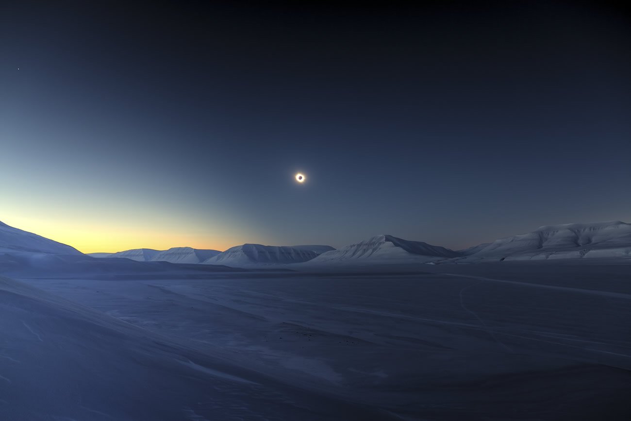Vencedor na categoria Skyscapes - Eclipse Totality over Sassendalen por Luc Jamet (França)