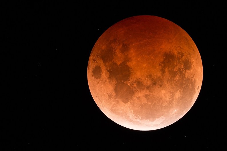 Finalista na categoria Our Moon - A Tainted Eclipse por Phil Hart (Austrália)