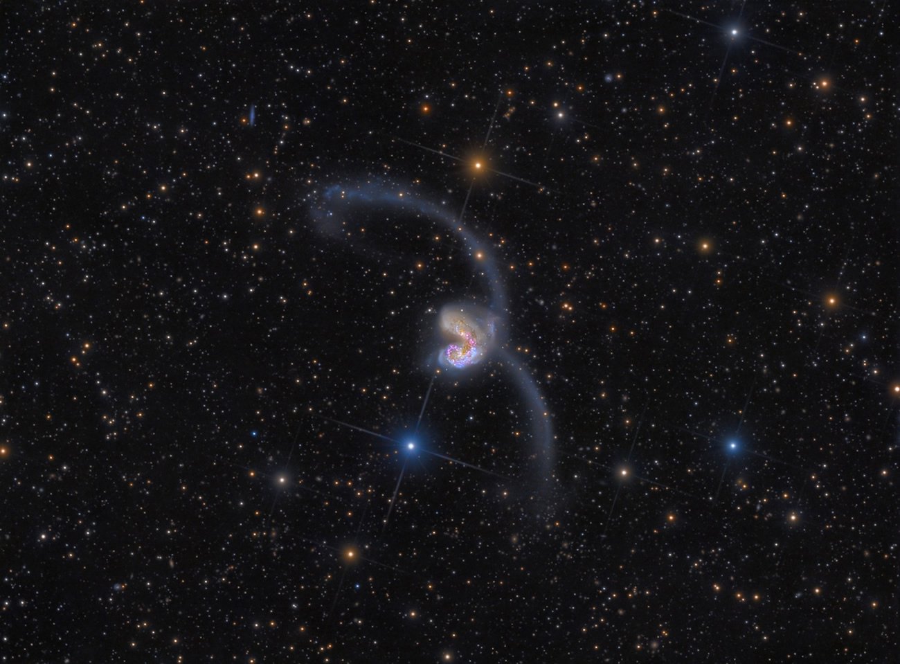 Finalista na categoria Galaxies - The Antennae Galaxies: Extreme Deep Field por Rolf Olsen (Dinamarca)