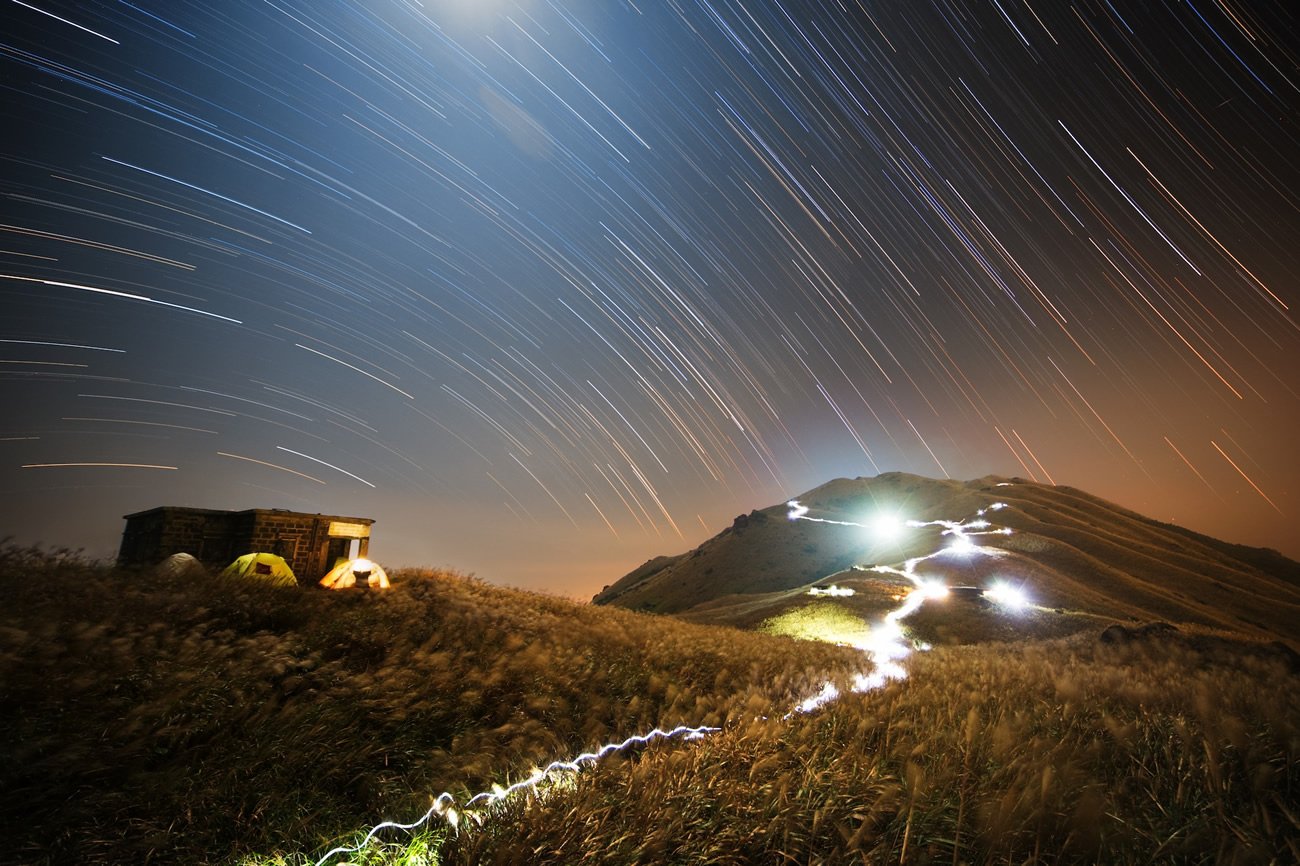 Vencedor na categoria People and Space - Sunset Peak Star Trail por Chap Him Wong (Hong Kong)