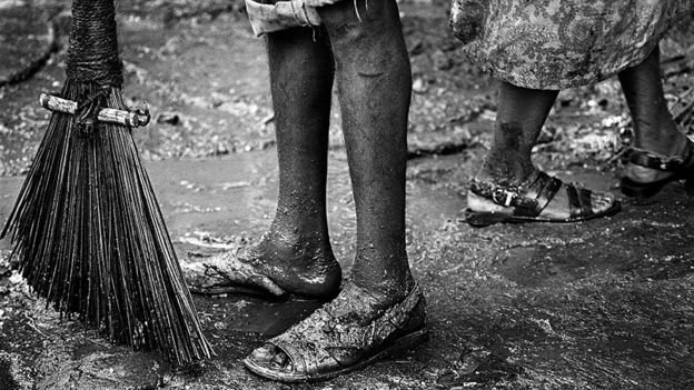Fotos chocantes revelam a vida dos indianos obrigados a limpar esgoto