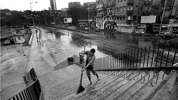 Fotos chocantes revelam a vida dos indianos obrigados a limpar esgoto