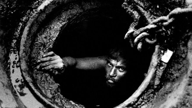 Fotos chocantes revelam a vida dos indianos obrigados a limpar esgoto