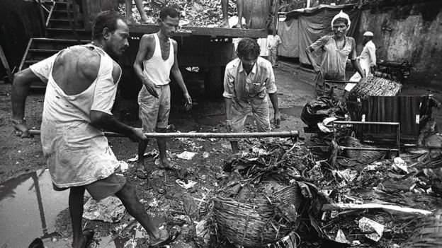 Fotos chocantes revelam a vida dos indianos obrigados a limpar esgoto