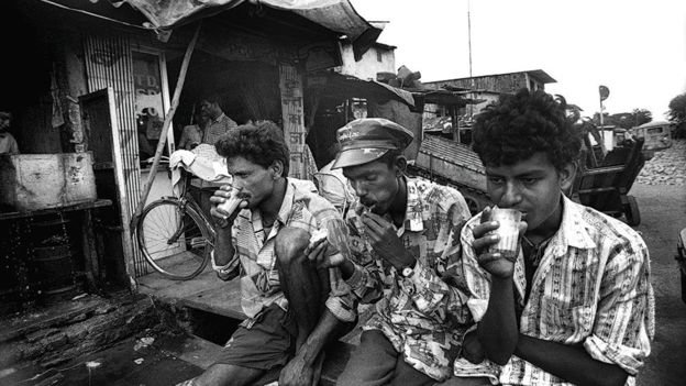 Fotos chocantes revelam a vida dos indianos obrigados a limpar esgoto