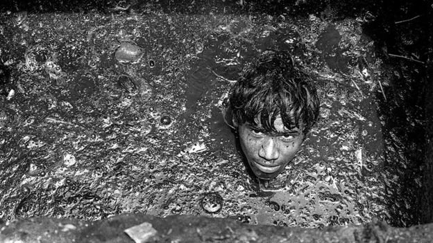 Fotos chocantes revelam a vida dos indianos obrigados a limpar esgoto