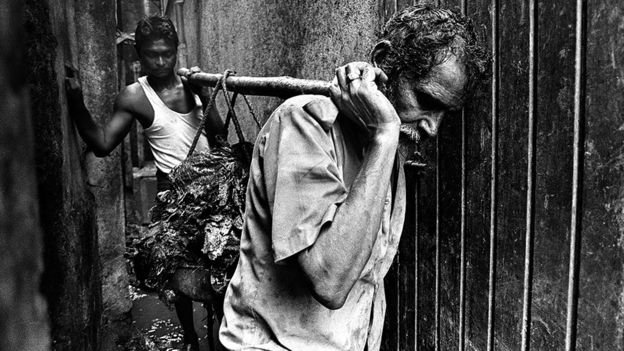Fotos chocantes revelam a vida dos indianos obrigados a limpar esgoto