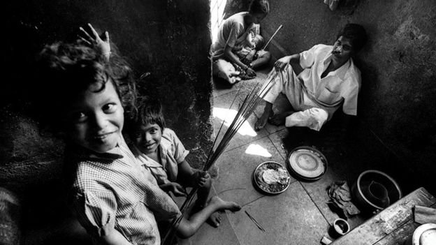 Fotos chocantes revelam a vida dos indianos obrigados a limpar esgoto