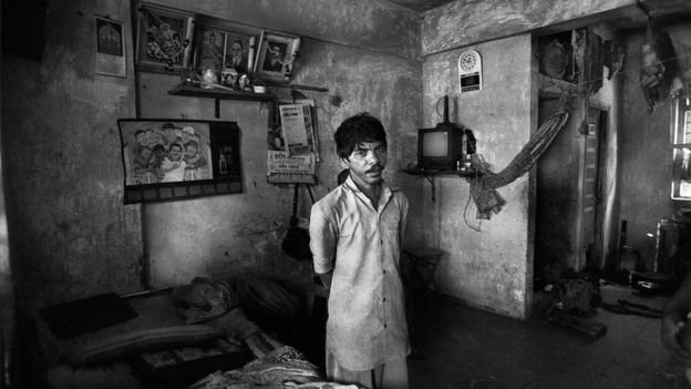 Fotos chocantes revelam a vida dos indianos obrigados a limpar esgoto