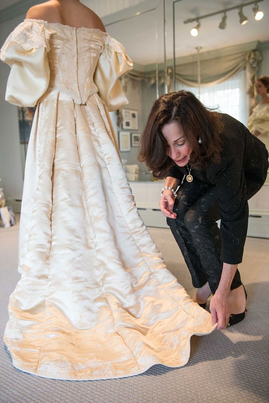 Há 120 anos na mesma família, vestido de noiva é usado pela 11ª vez!