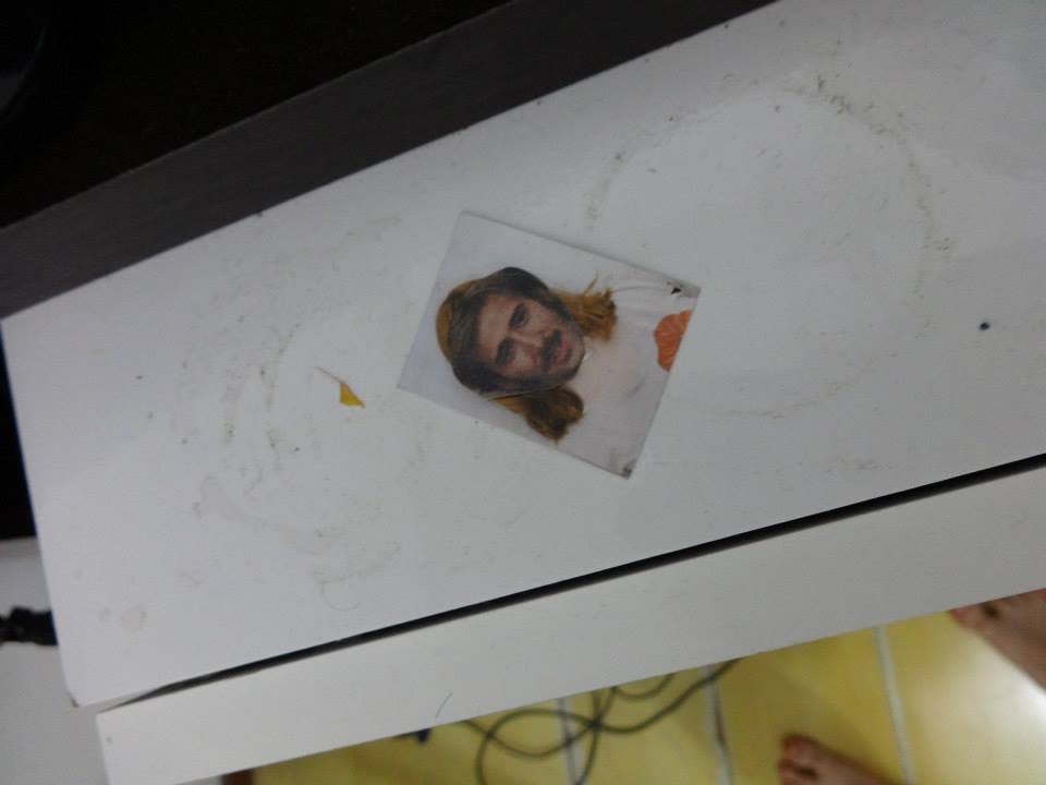Homem encontra mais de 600 fotos do Nicolas Cage espalhadas pela casa
