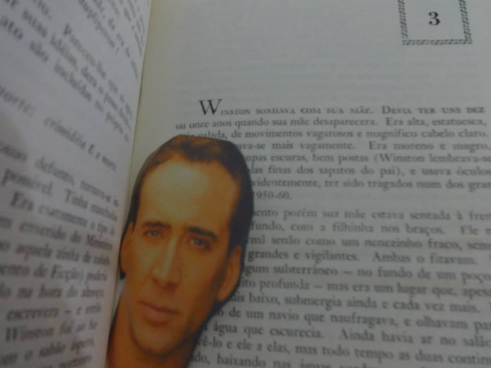Homem encontra mais de 600 fotos do Nicolas Cage espalhadas pela casa