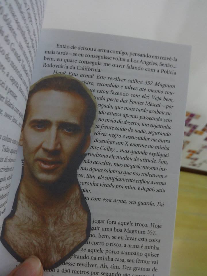 Homem encontra mais de 600 fotos do Nicolas Cage espalhadas pela casa