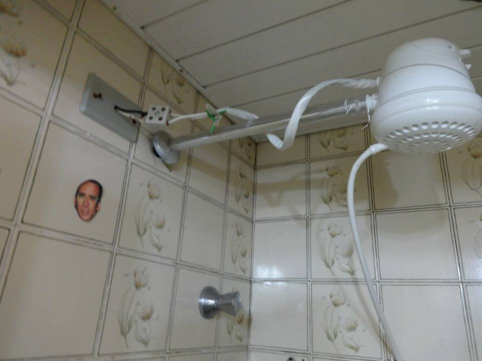 Homem encontra mais de 600 fotos do Nicolas Cage espalhadas pela casa