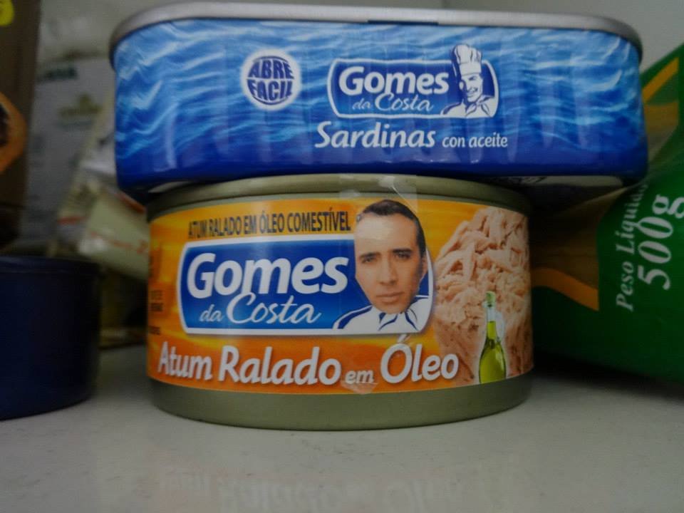Homem encontra mais de 600 fotos do Nicolas Cage espalhadas pela casa