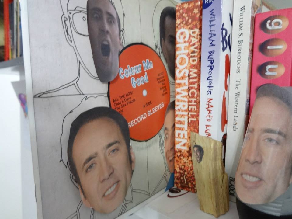 Homem encontra mais de 600 fotos do Nicolas Cage espalhadas pela casa
