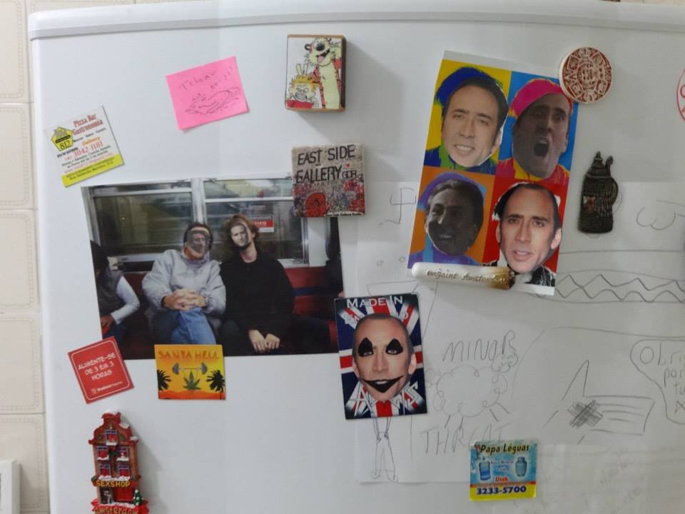 Homem encontra mais de 600 fotos do Nicolas Cage espalhadas pela casa