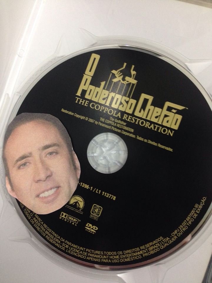 Homem encontra mais de 600 fotos do Nicolas Cage espalhadas pela casa