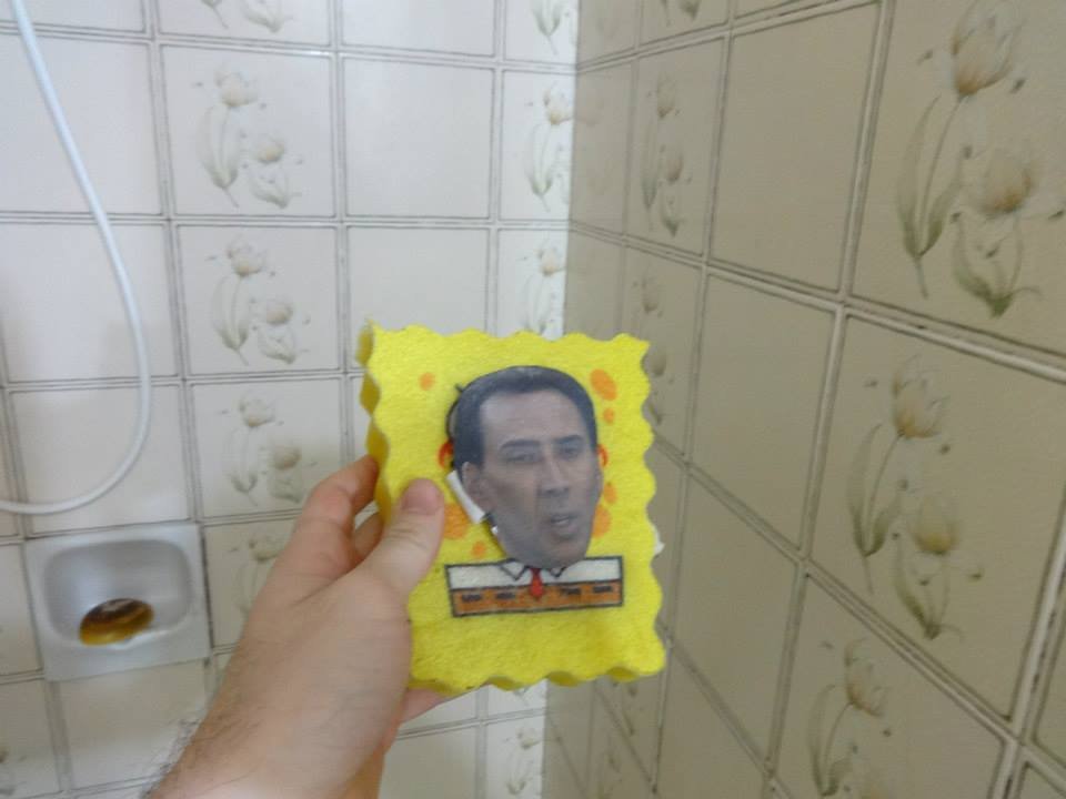 Homem encontra mais de 600 fotos do Nicolas Cage espalhadas pela casa