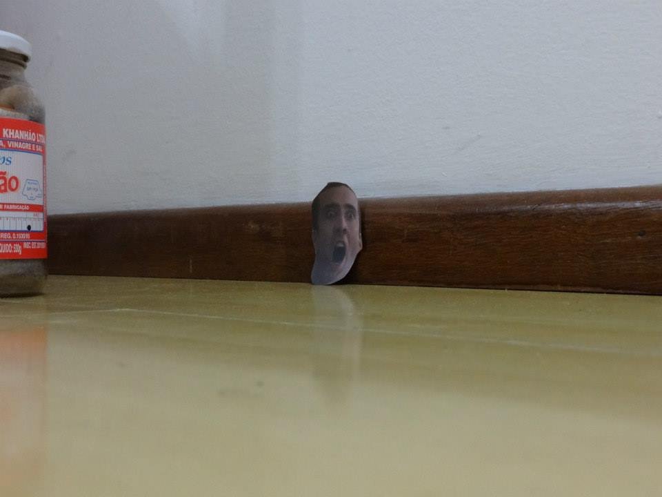 Homem encontra mais de 600 fotos do Nicolas Cage espalhadas pela casa