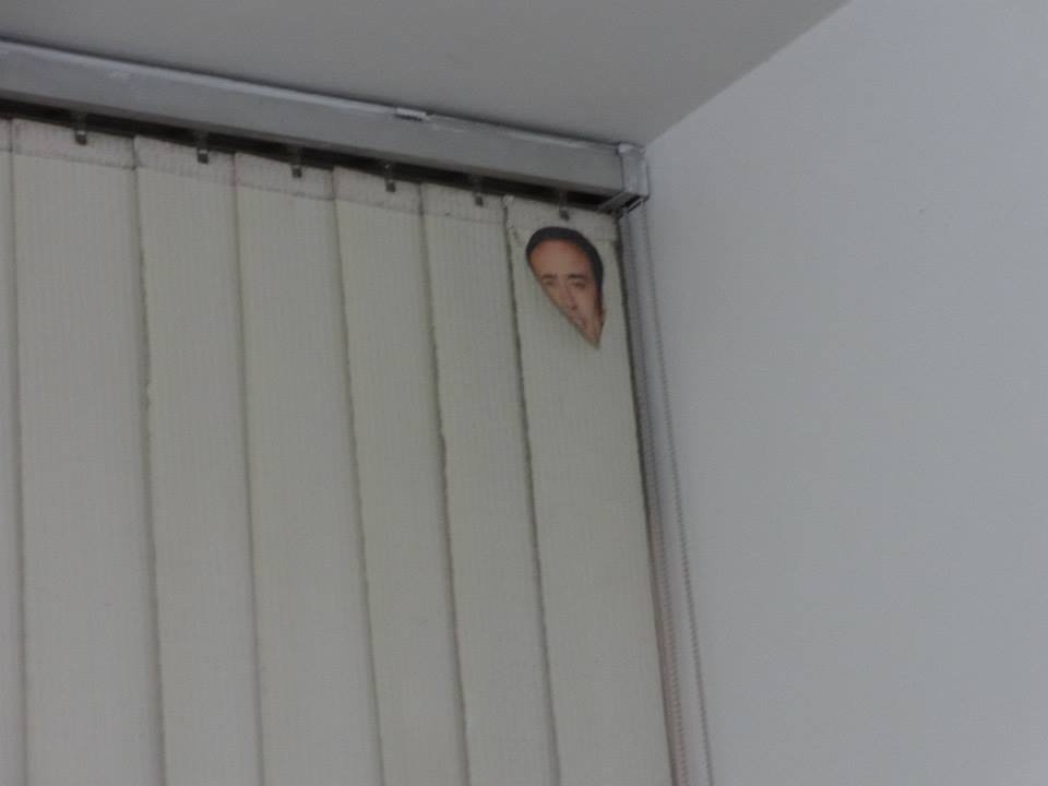 Homem encontra mais de 600 fotos do Nicolas Cage espalhadas pela casa