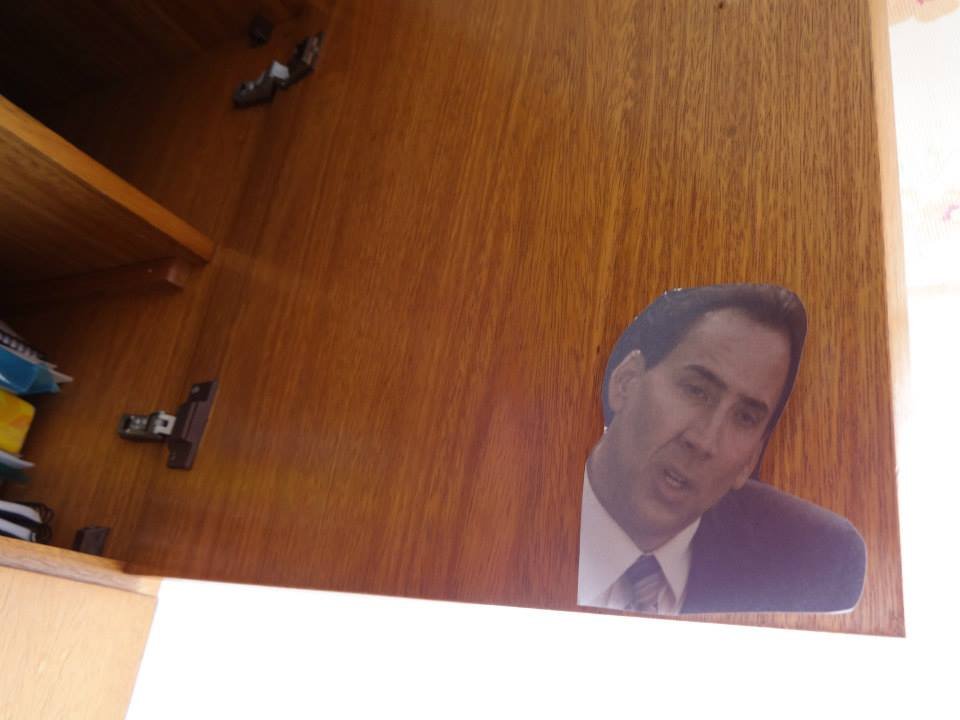 Homem encontra mais de 600 fotos do Nicolas Cage espalhadas pela casa
