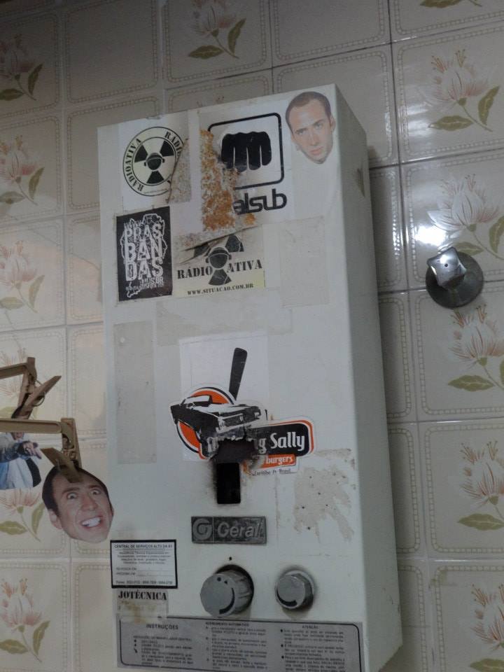 Homem encontra mais de 600 fotos do Nicolas Cage espalhadas pela casa