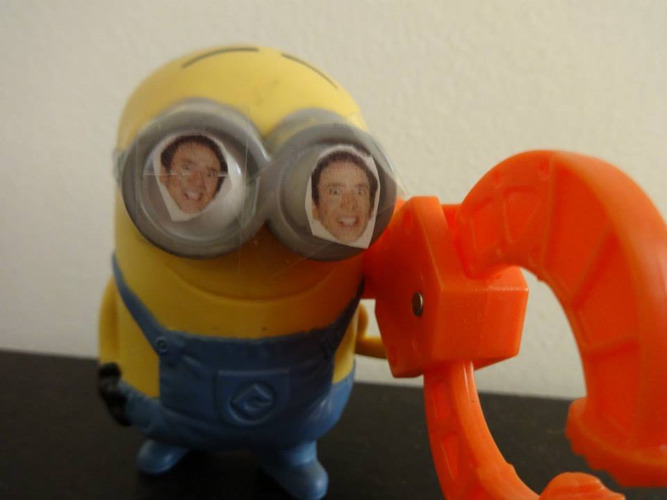 Homem encontra mais de 600 fotos do Nicolas Cage espalhadas pela casa
