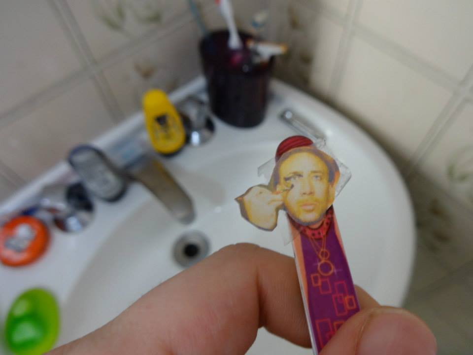 Homem encontra mais de 600 fotos do Nicolas Cage espalhadas pela casa