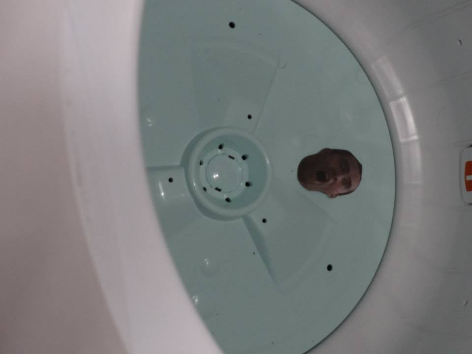 Homem encontra mais de 600 fotos do Nicolas Cage espalhadas pela casa